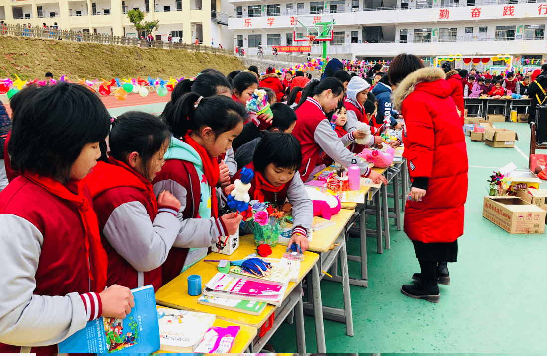 小贏員工與澄小孩子手牽手