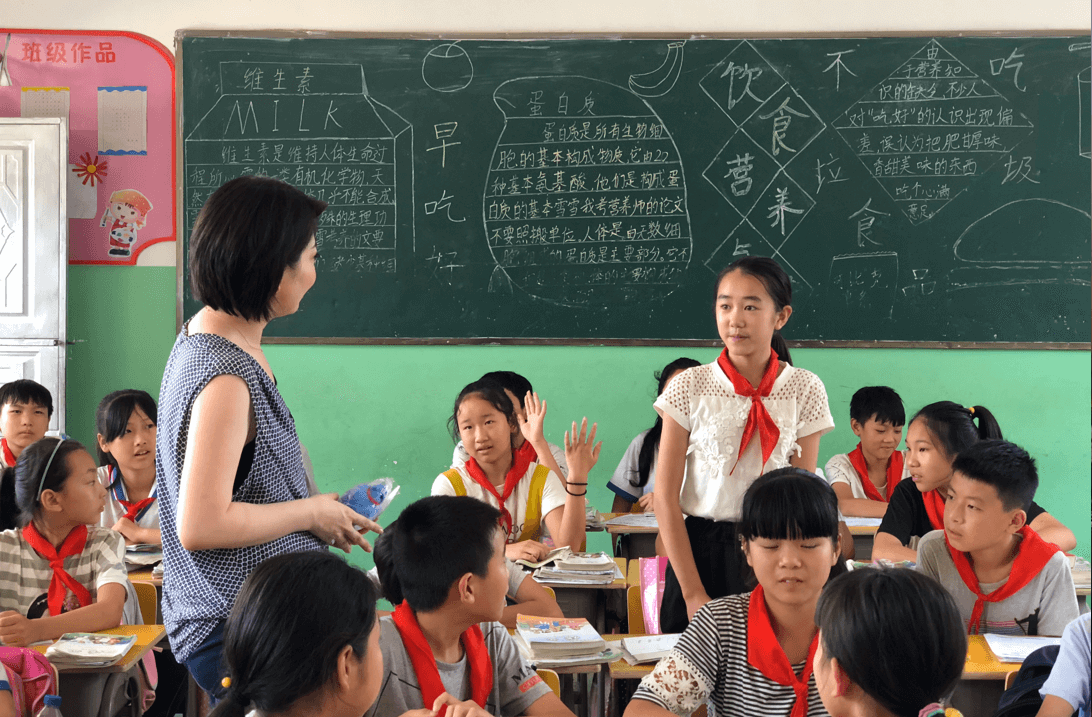 小贏員工與澄小孩子手牽手